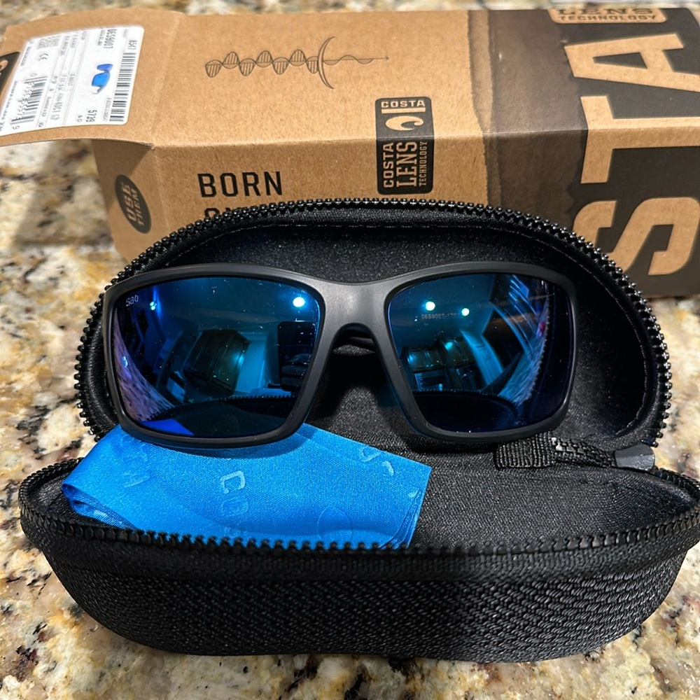 NWT. Costa Reefton Blackout. 580G. Sunglasses.